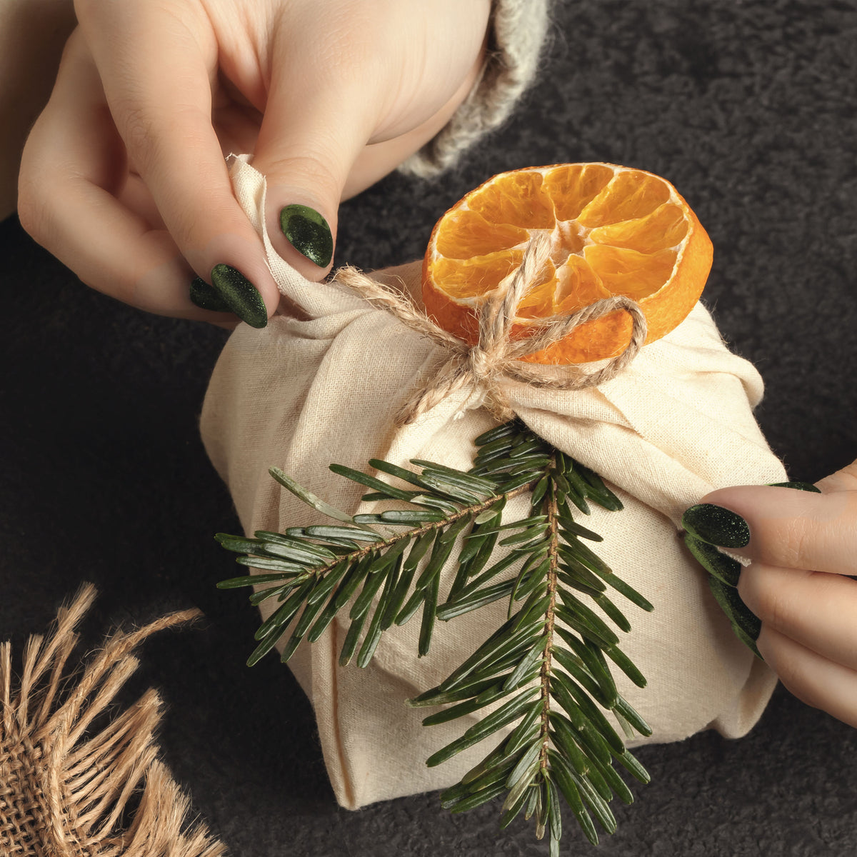 Auf diesem Bild ist folgendes zu sehen: Schnur Schnur Rot als Basteln zu Weihnachten Nikolaus von OWLBOOK