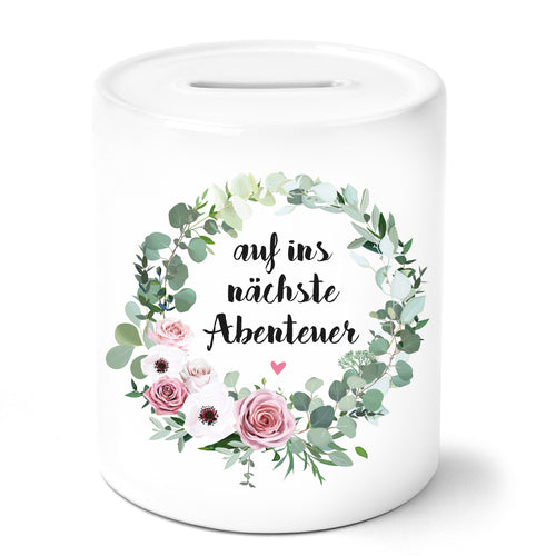 Auf diesem Bild ist folgendes zu sehen: Spardose Auf ins nächste Abenteuer mit Blumenkranz als Geldgeschenke Geschenkideen zu Geburtstag Reise Hochzeit Weihnachten von OWLBOOK