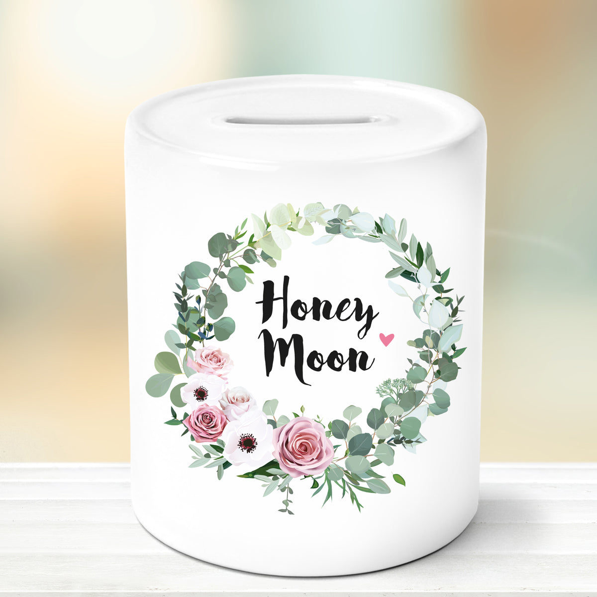 Auf diesem Bild ist folgendes zu sehen: Spardose MR & MRS Wappen mit Datum personalisiert als Geldgeschenke Geschenkideen zu Hochzeit Geburtstag Hochzeitstag Jahrestag von OWLBOOK