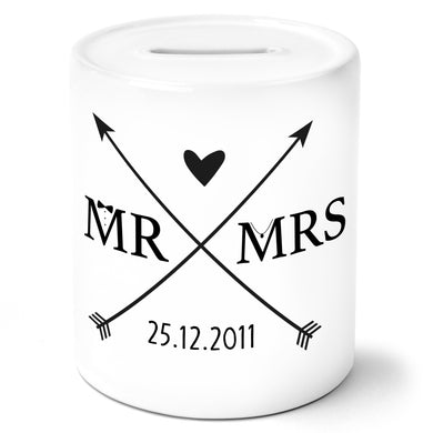 Auf diesem Bild ist folgendes zu sehen: Spardose MR & MRS Wappen mit Datum personalisiert als Geldgeschenke Geschenkideen zu Hochzeit Geburtstag Hochzeitstag Jahrestag von OWLBOOK