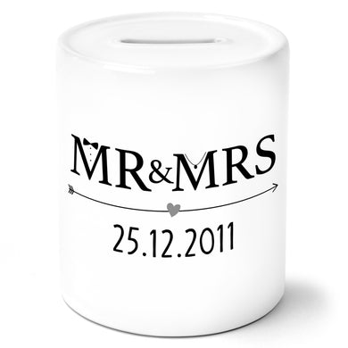 Auf diesem Bild ist folgendes zu sehen: Spardose Mr & Mrs Pfeil mit Datum personalisiert als Geldgeschenke Geschenkideen zu Hochzeit Geburtstag Hochzeitstag Jahrestag von OWLBOOK
