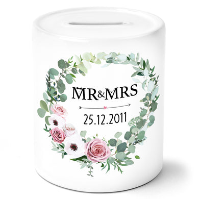 Auf diesem Bild ist folgendes zu sehen: Spardose Mr & Mrs Blumenkranz mit Datum personalisiert als Geldgeschenke Geschenkideen zu Hochzeit Jahrestag Hochzeitstag Geburtstag von OWLBOOK