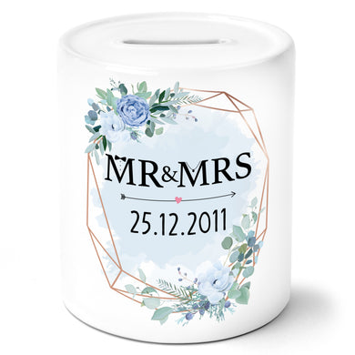 Auf diesem Bild ist folgendes zu sehen: Spardose Mr & Mrs Blumen blau mit Datum personalisiert als Geldgeschenke Geschenkideen zu Hochzeit Jahrestag Hochzeitstag Geburtstag von OWLBOOK