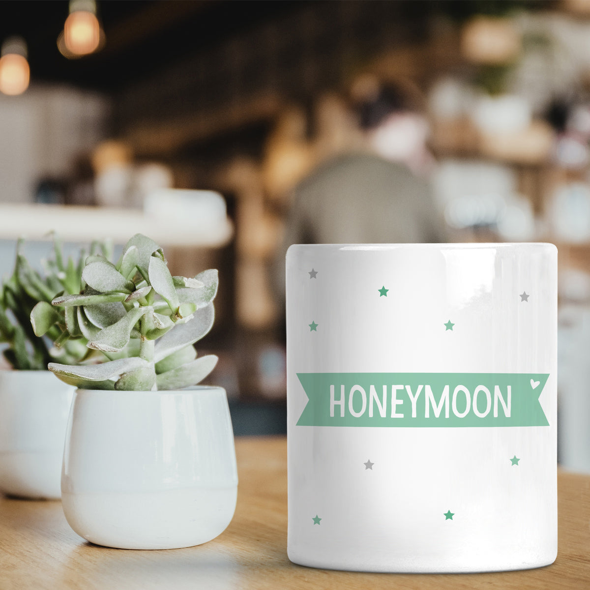 Auf diesem Bild ist folgendes zu sehen: Spardose MR & MRS Wappen mit Datum personalisiert als Geldgeschenke Geschenkideen zu Hochzeit Geburtstag Hochzeitstag Jahrestag von OWLBOOK